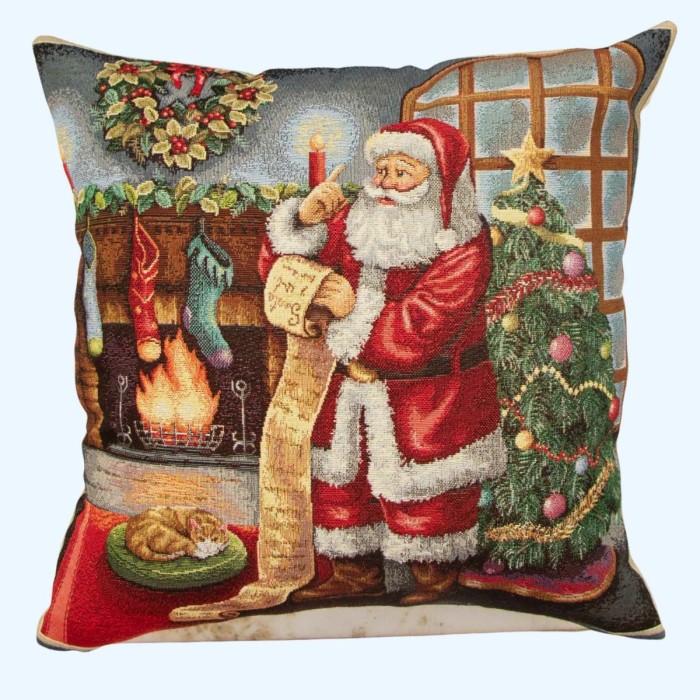Μαξιλάρι διακοσμητικό Christmas Edition με τον Άι Βασίλη να διαβάζει τον πάπυρο των ευχών με τα δώρα δίπλα στο τζάκι , τετράγωνο απο στόφα Ισπανίας 45χ45 ΜΚ-035-Pillow ΜΚ-035 