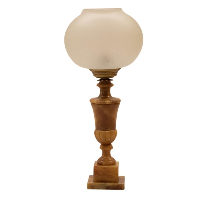 Κλασικό επιτραπέζιο φωτιστικό απο μάρμαρο σε καφέ χρώμα και καπέλο απο φυσητό γυαλί σε στύλ Galle RIS-13338-TABLE LAMP RIS-13338 